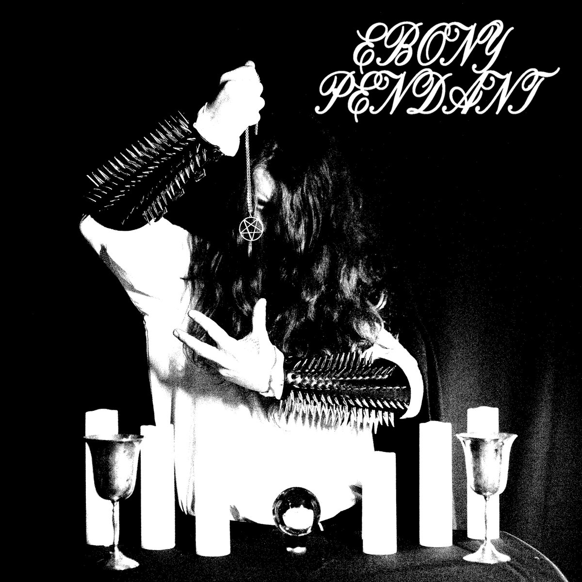 Fotografia promocional de Ebony Pendant.