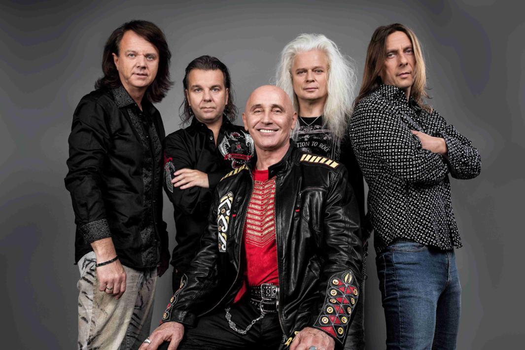 Promotional photograph of Edda Müvek.