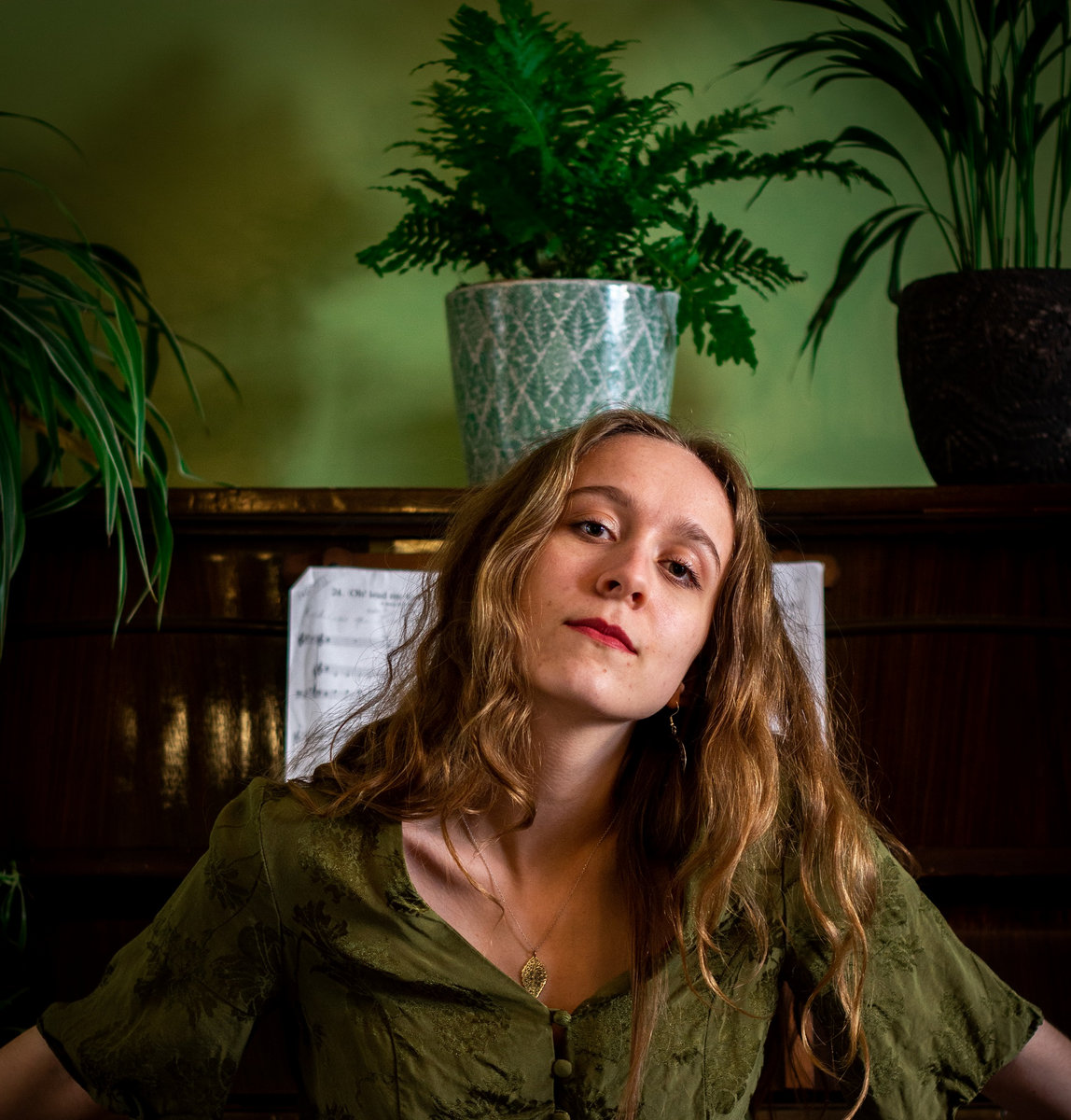 Fotografía promocional de Eliza Delf