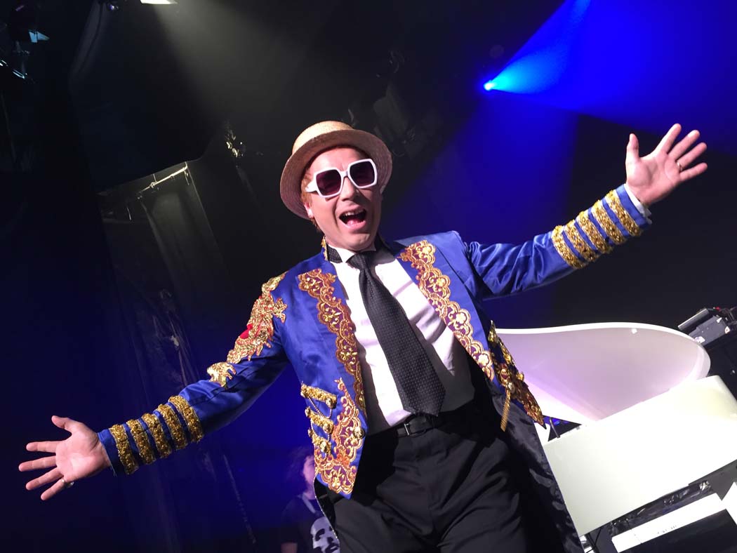 Fotografía promocional de Concierto de Elton Song en Madrid