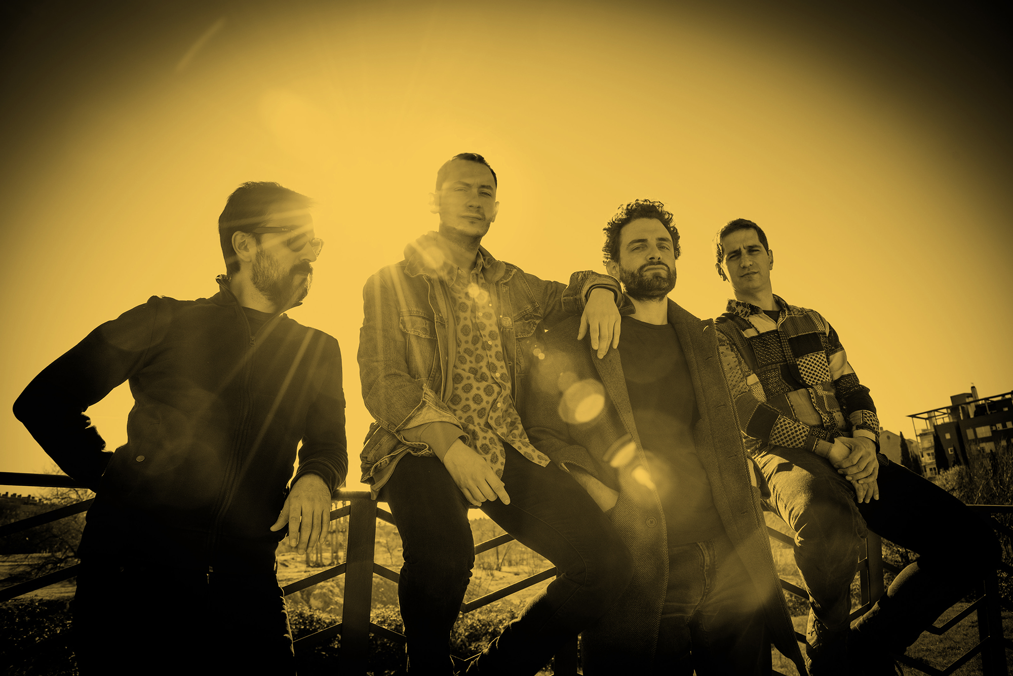 Fotografía promocional de Familia Normal + Juan Azul (artista invitado)