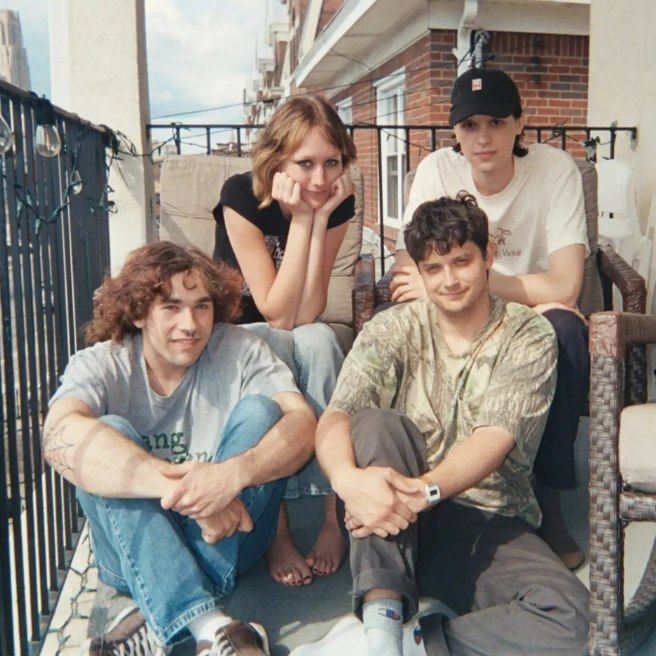 Fotografía promocional de feeble little horse