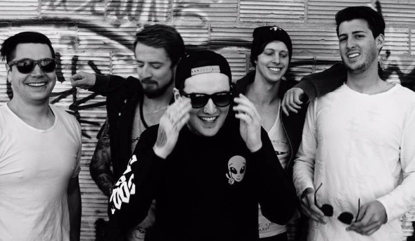 Fotografía promocional de Fighting The Phoenix