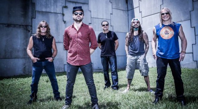 Promofoto von Flying Colors.