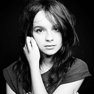 Promofoto von Gabrielle Aplin.