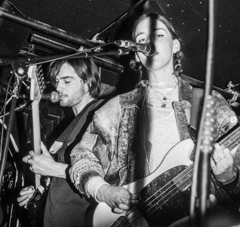 Fotografía promocional de Garage Sale