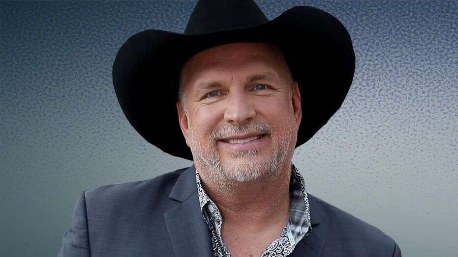 Promotional photograph of Garth Brooks.