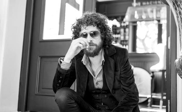 Promotional photograph of Gatoperro.