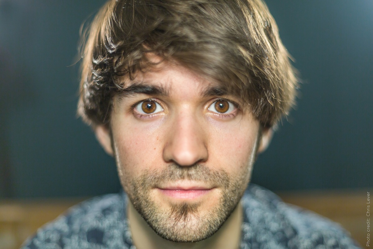 Promotional photograph of Gizmo Varillas.