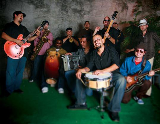 Promofoto von Concierto de Grupo Fantasma en Austin.