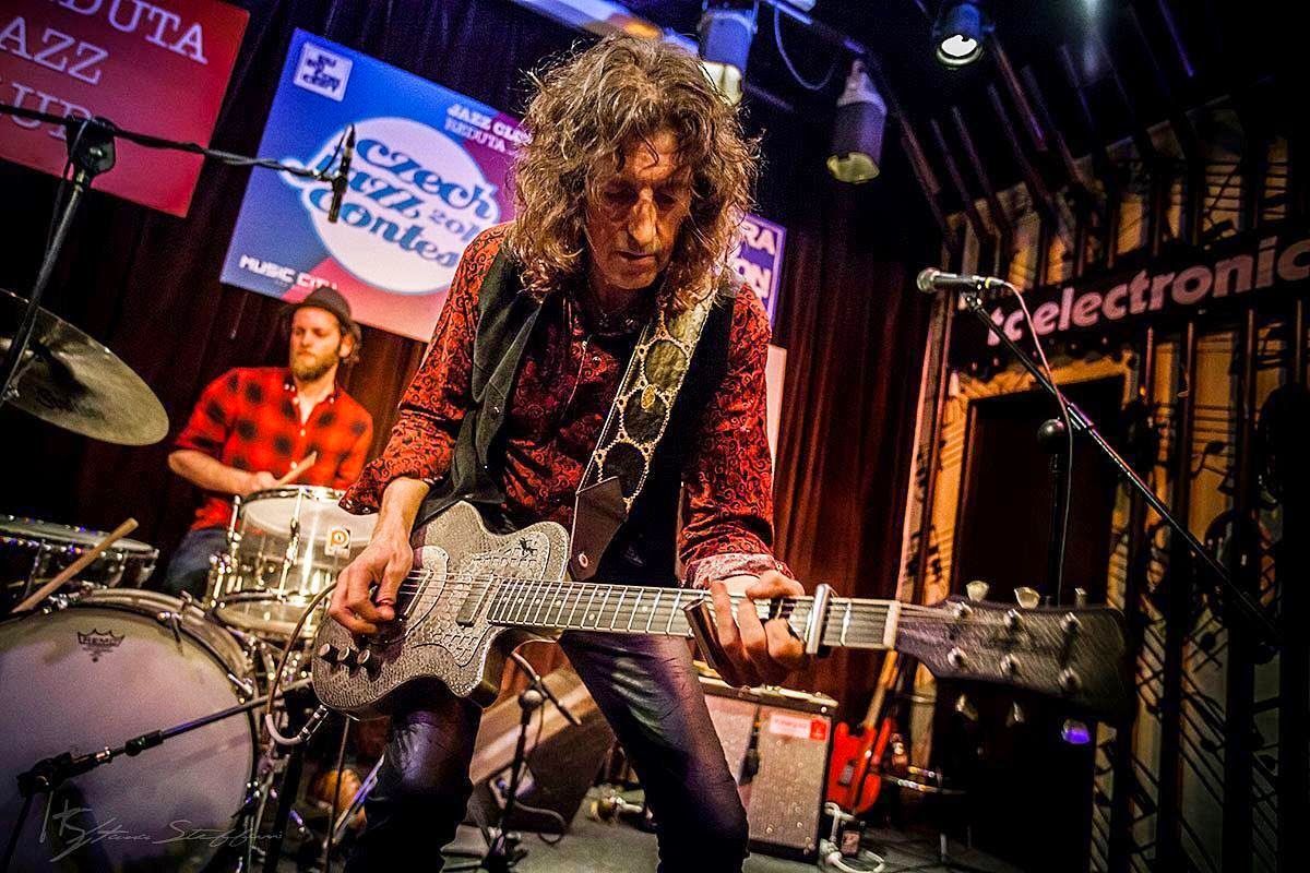 Promotional photograph of Gwyn Ashton & The Born Again Sinners.