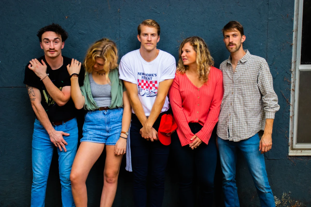 Fotografía promocional de Happy Landing