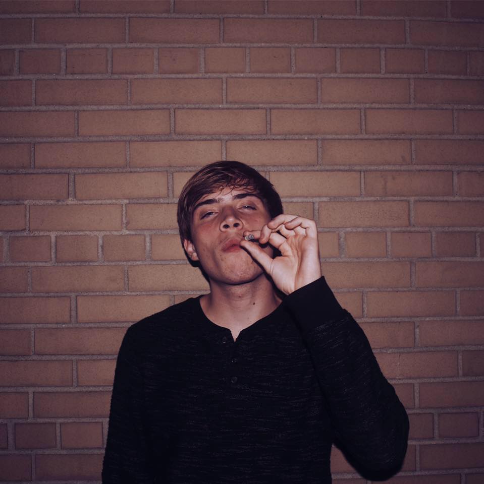 Fotografia promocional de Harrison Kealy.