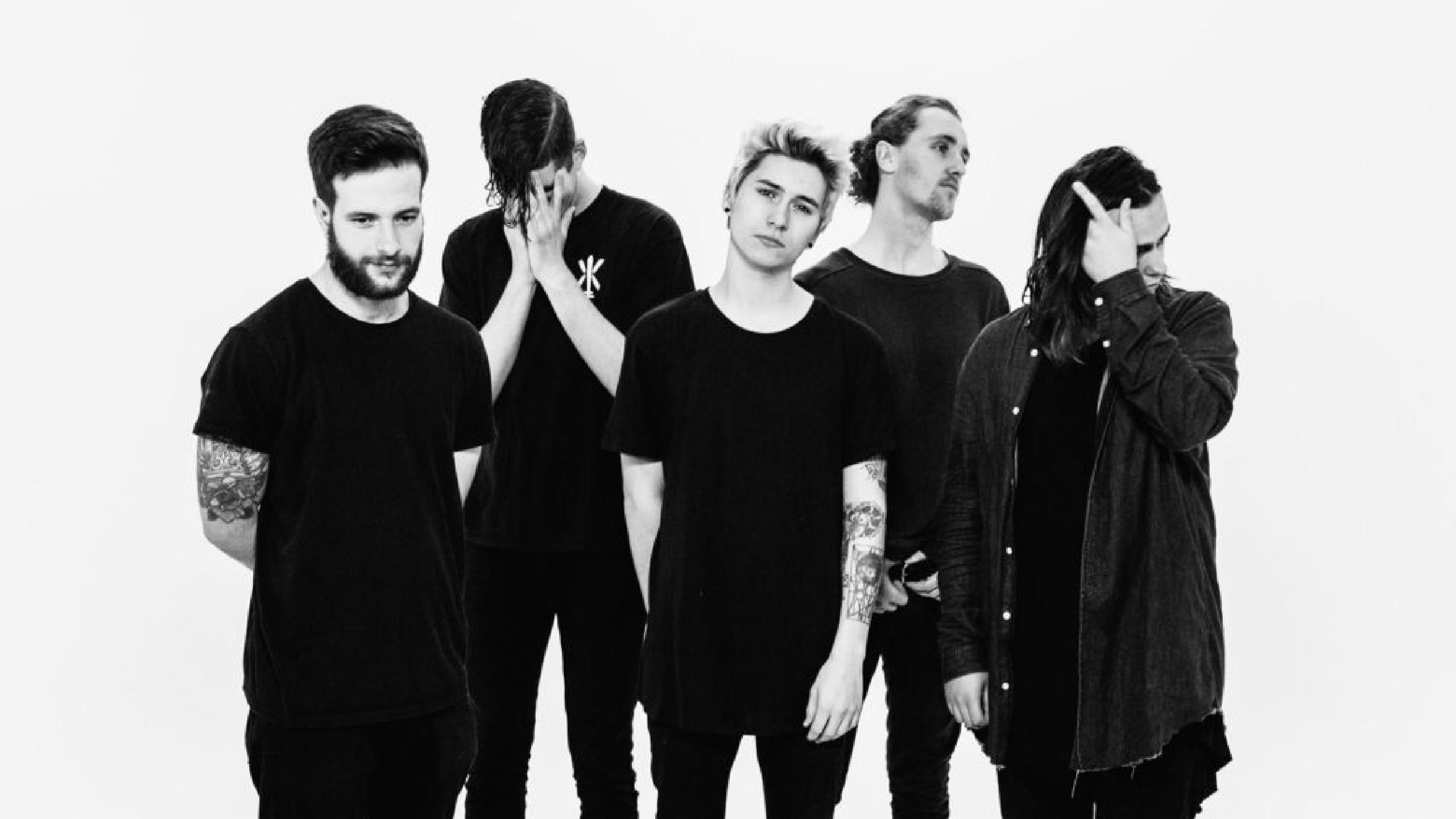 Banners песни. Holding absence Band. Holding absence вокалист. Banners группа. Banner.музыкант.