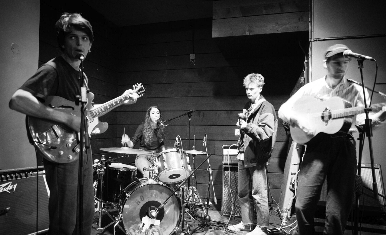 Fotografía promocional de Holiday Ghosts