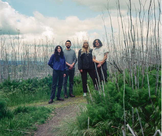Fotografia promocional de How Strange It Is.