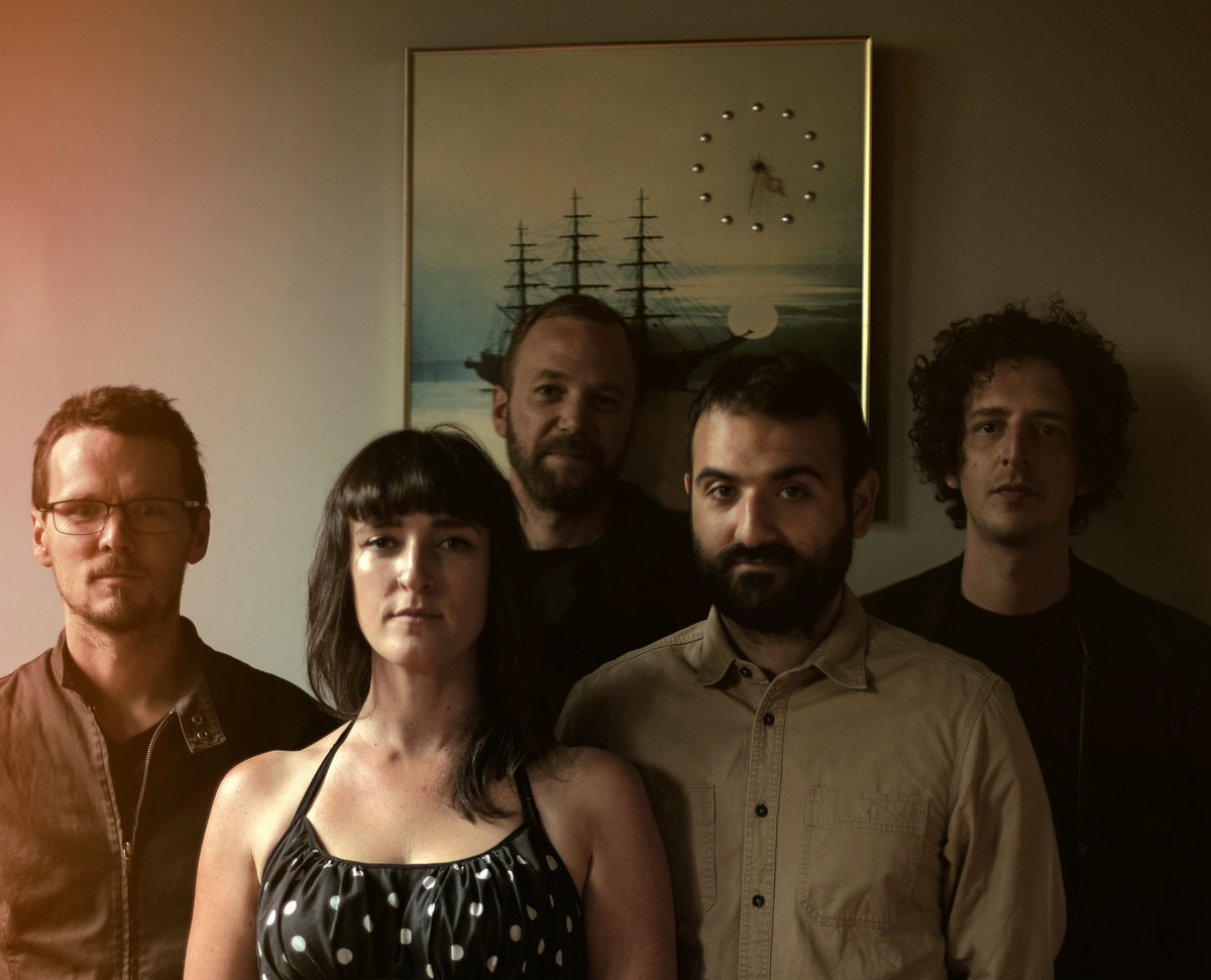 Fotografia promocional de Howl At The Moon.