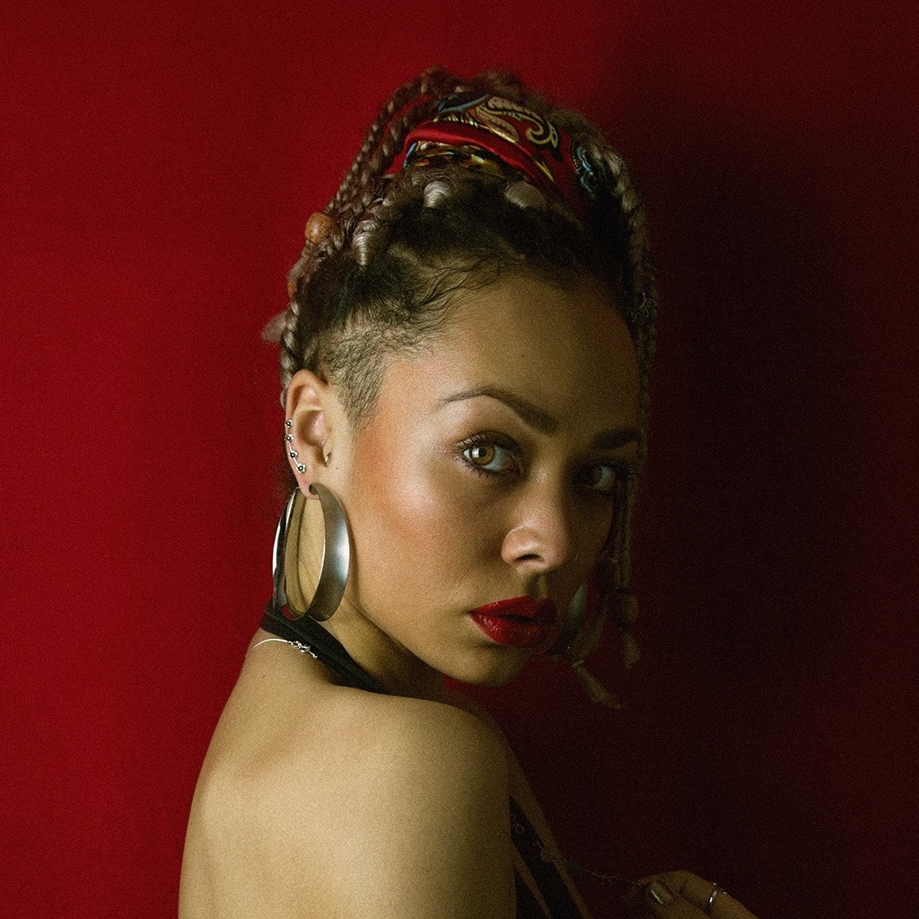 Fotografía promocional de Concierto de Iyamah + Bel Cobain en Londres