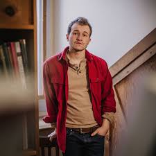 Fotografía promocional de Izzy Heltai