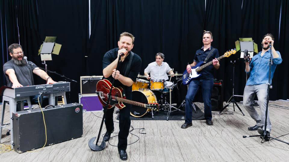 Fotografia promocional de J . Bell & the Lazy Susan Band.