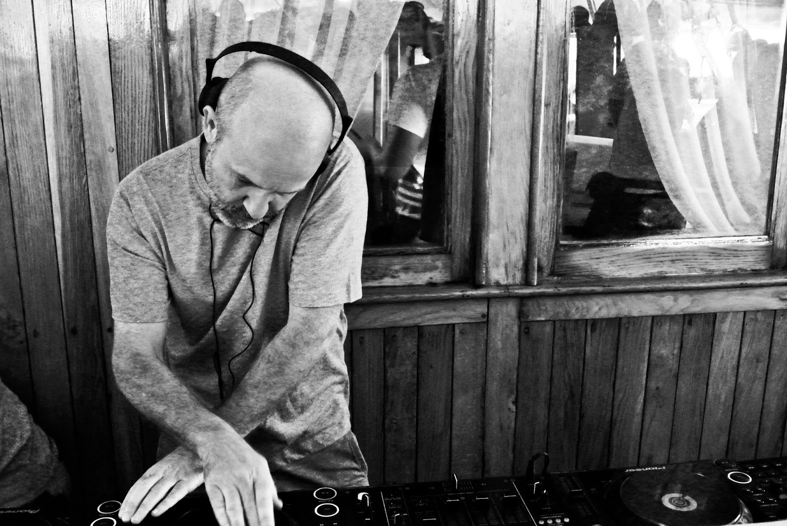 Fotografía promocional de James Holroyd