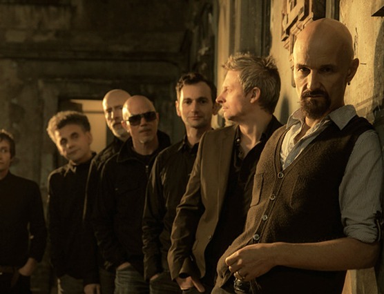 Fotografía promocional de James