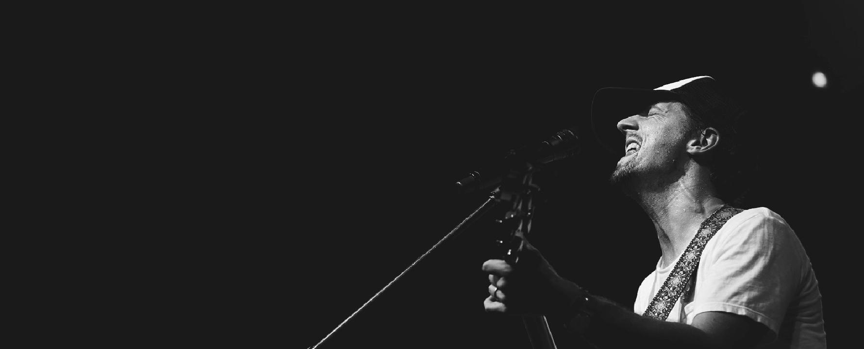 Promotional photograph of Jason Mraz.