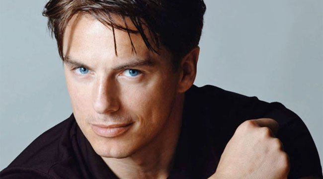 Fotografía promocional de John Barrowman