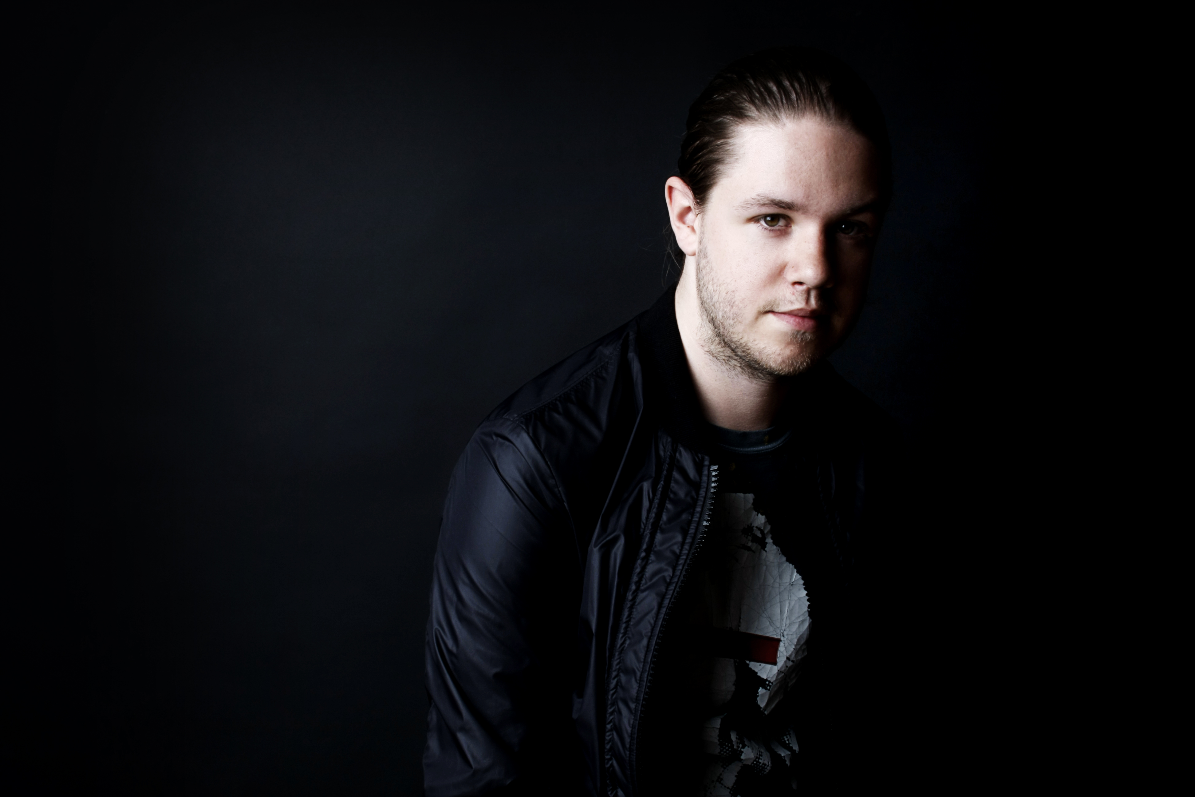 Fotografia promocional de John Dahlbäck.