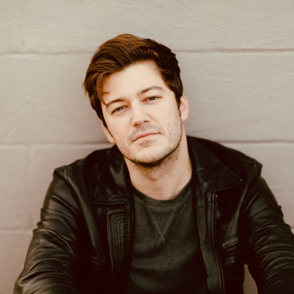 Fotografía promocional de John Hollier