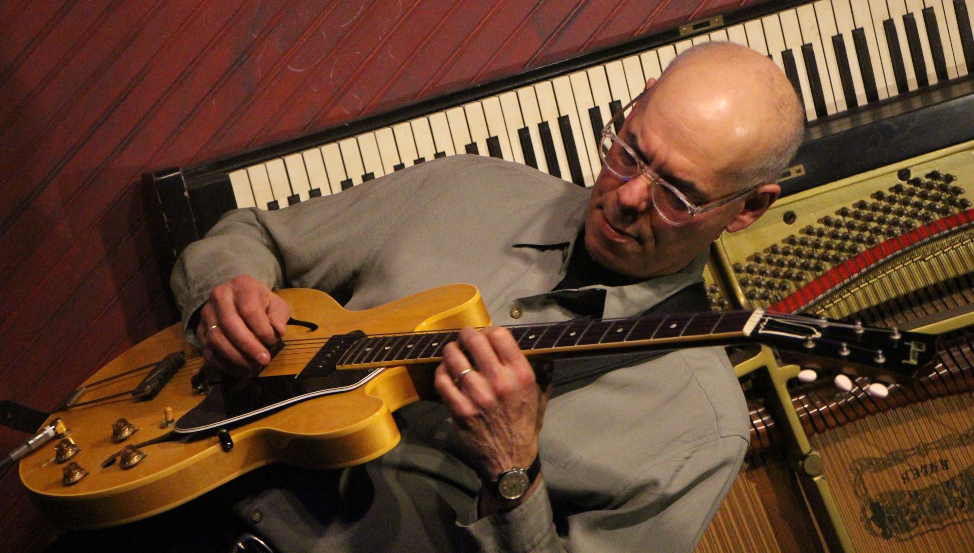 Fotografia promocional de John Stein.