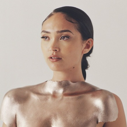 Fotografía promocional de Joy Crookes