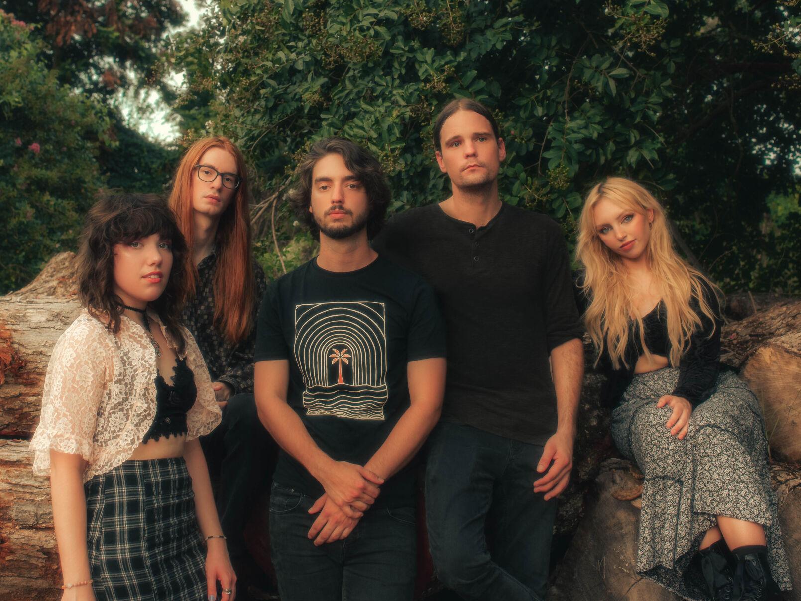 Fotografia promocional de Karma and the Killjoys.