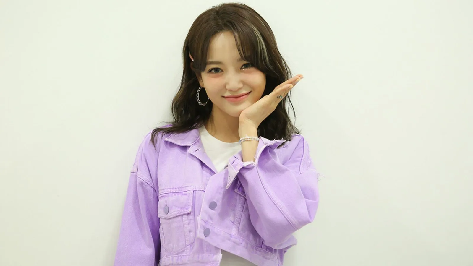 Promotional photograph of Kim Sejeong.