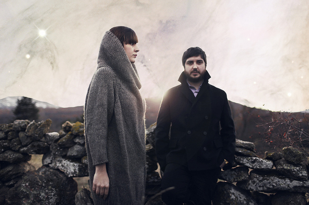 Promotional photograph of La familia del arbol.