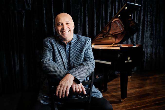Fotografia promocional de Larry Fuller.