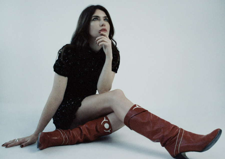 Fotografia promozionale di Laura-Mary Carter.