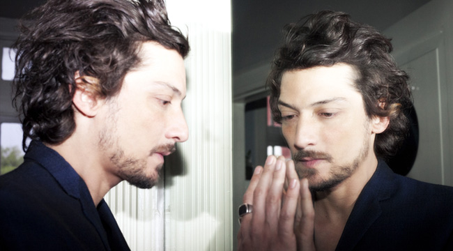 Fotografía promocional de León Larregui