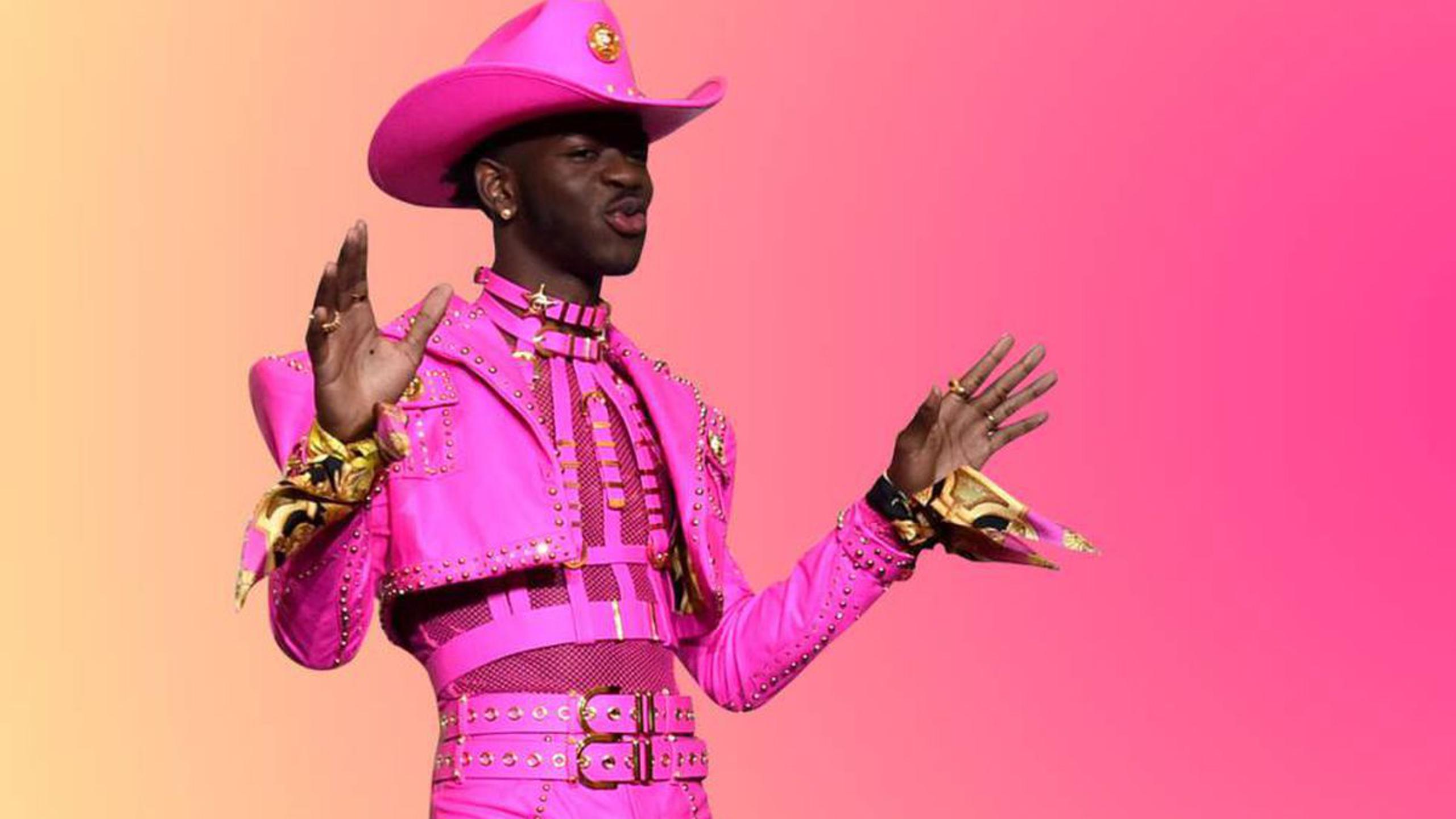 Куда лил. Lil nas x ковбой. Лил нас х Олд Таун роад. Lil nas негры. Негр в розовом костюме.