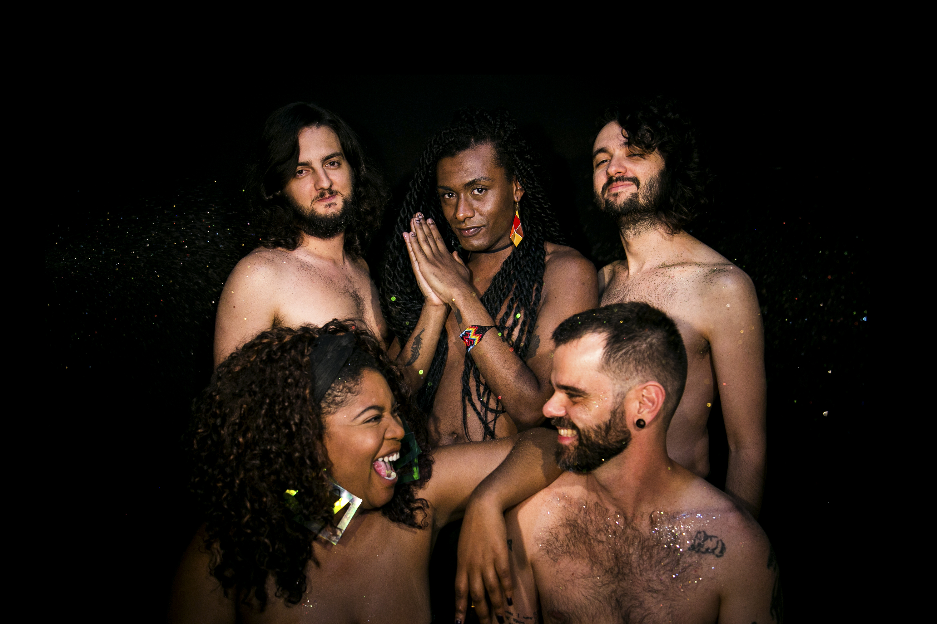 Promotional photograph of Liniker e os Caramelows.