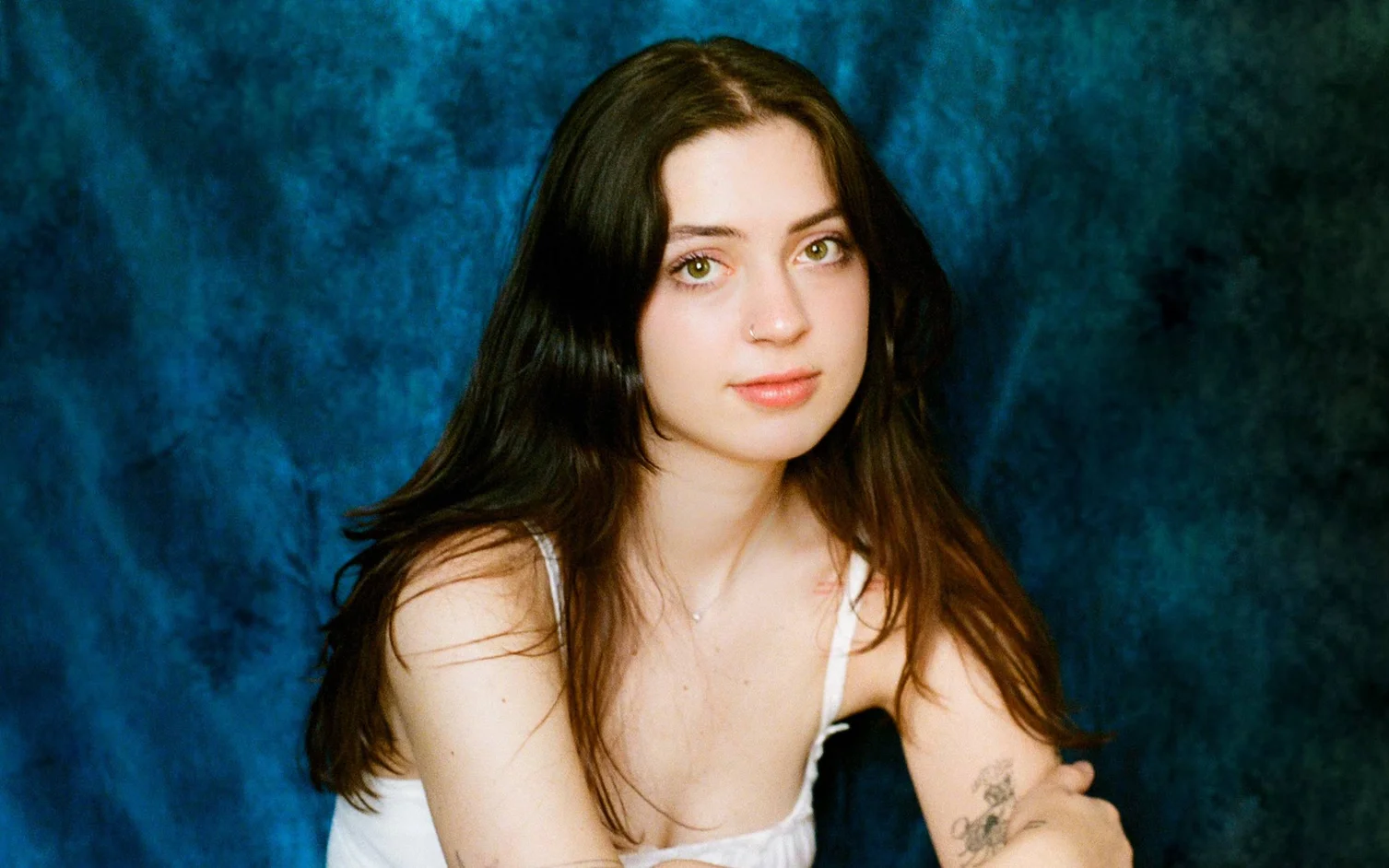 Fotografía promocional de Lizzy McAlpine