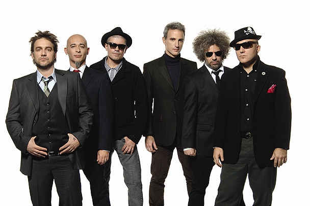 Fotografía promocional de Los Fabulosos Cadillacs