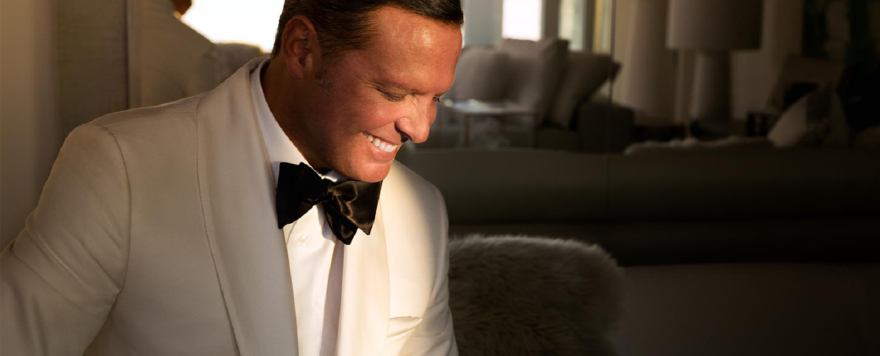 Promotional photograph of Luis Miguel.