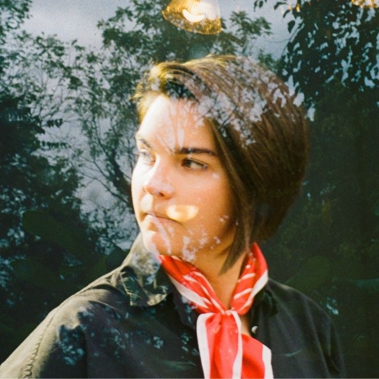 Fotografia promocional de Madeline Finn.