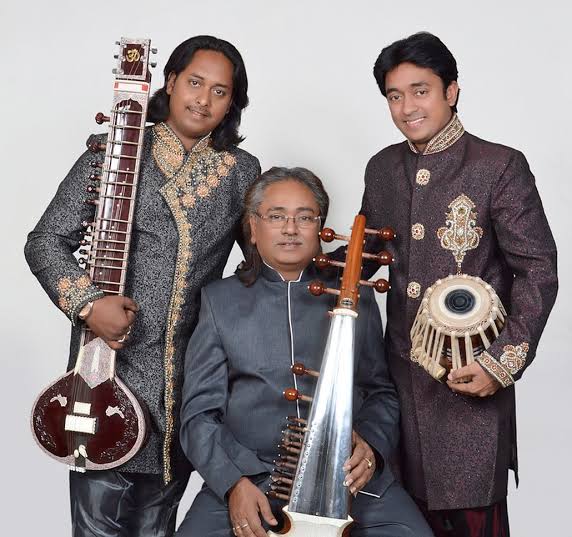 Fotografia promocional de Maharaj Trio.