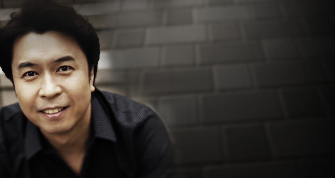 Promotional photograph of Makoto Ozone.