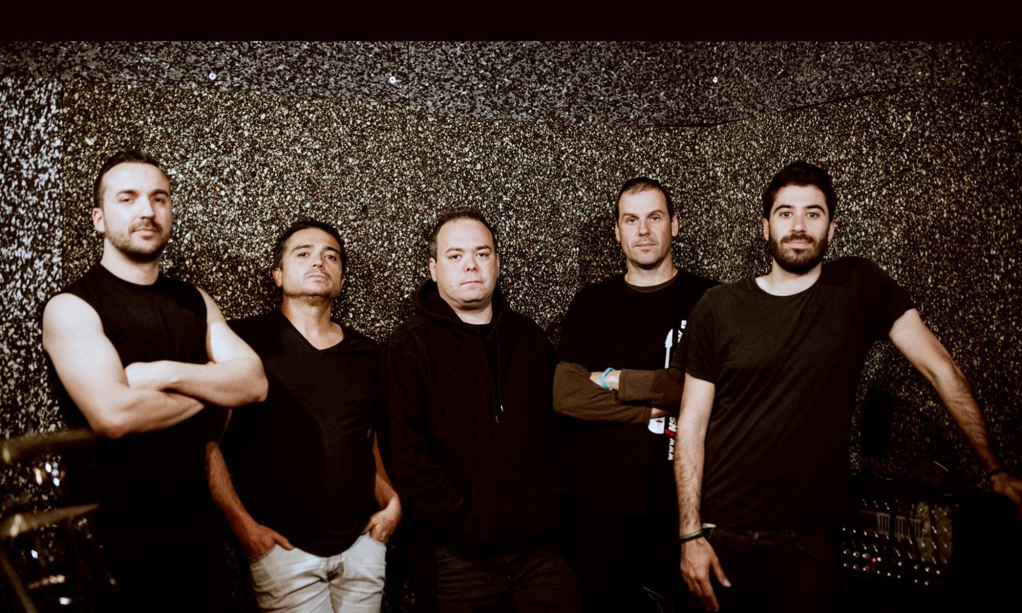 Fotografía promocional de Malos Vicios