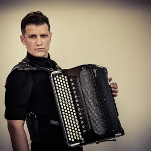 Fotografía promocional de Concierto de Mario Batkovic en París