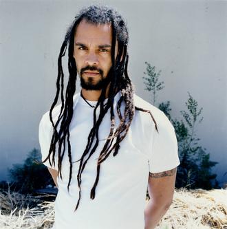 Promotional photograph of Concierto de Michael Franti and Spearhead en North Charleston.