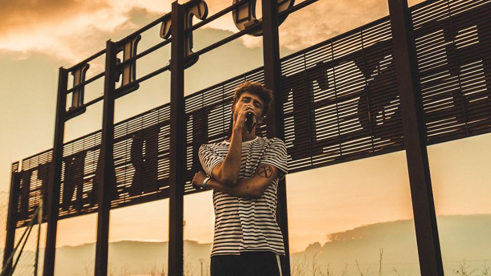 Promotional photograph of Mon Dvy.